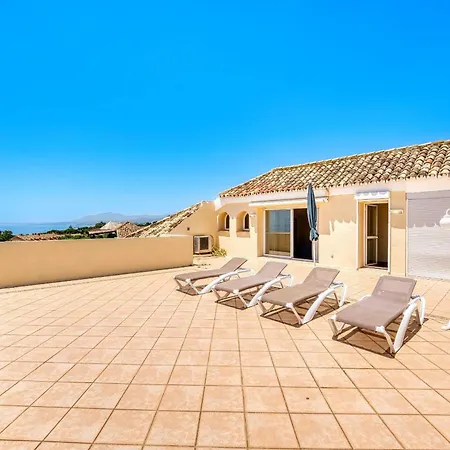 3030 Elegant Beachside Penthouse With Sea Views *