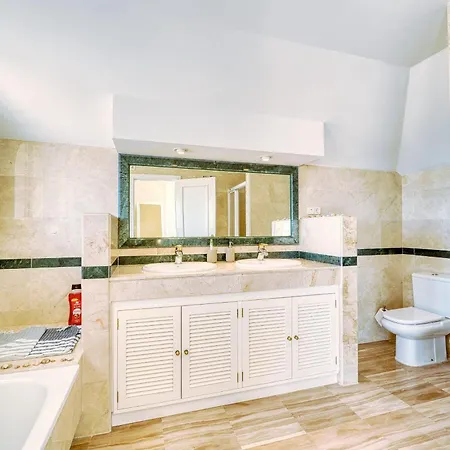 3030 Elegant Beachside Penthouse With Sea Views 马尔韦利亚