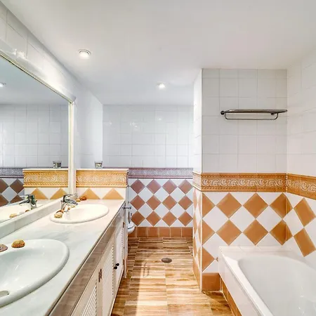 公寓 3030 Elegant Beachside Penthouse With Sea Views 马尔韦利亚