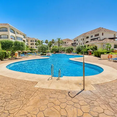 3030 Elegant Beachside Penthouse With Sea Views
