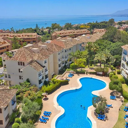 3030 Elegant Beachside Penthouse With Sea Views